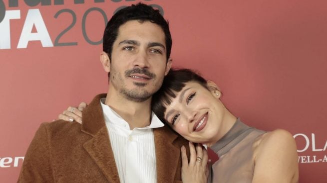 Úrsula Corberó y Chino Darín en un photocall. (Foto: Gtres)