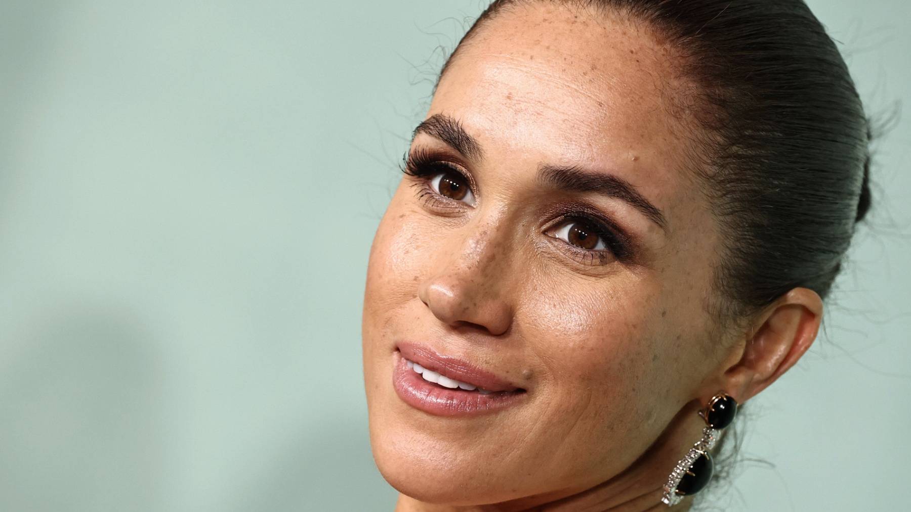 Meghan Markle brilla sin el Príncipe Harry con un vestido propio de una estrella de cine