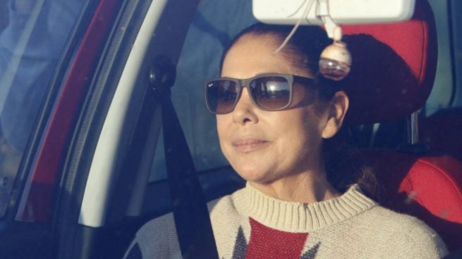 Isabel Pantoja en el interior de un coche. (Foto: Gtres)