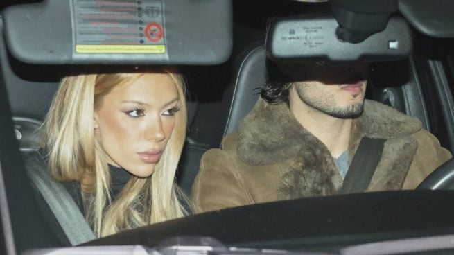 Alejandra Rubio y Carlo Costanzia en el interior de un vehículo. (Foto: Gtres)