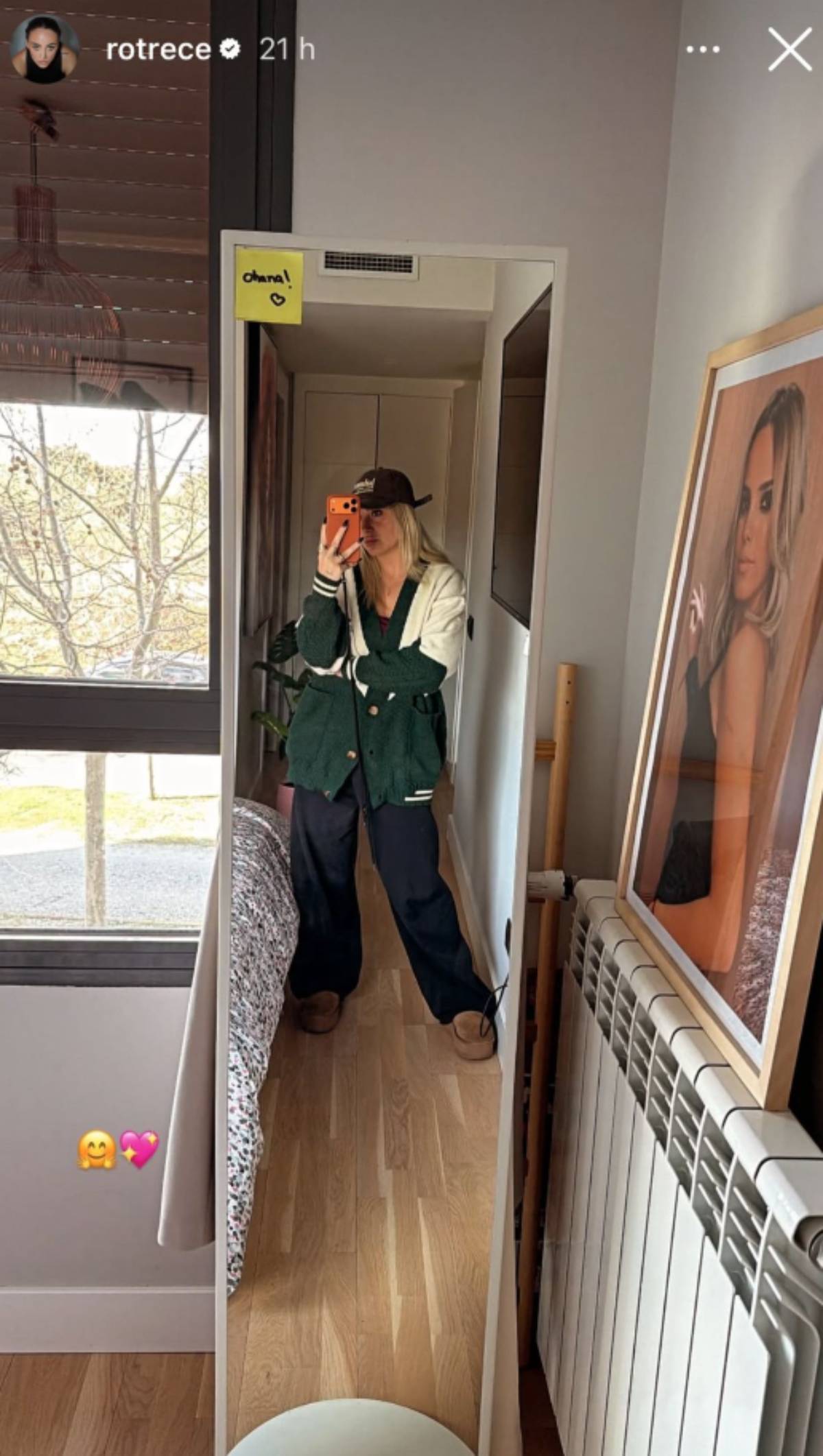 Rocío Flores frente a un retrato de Gloria Camila. (Foto: Redes Sociales)