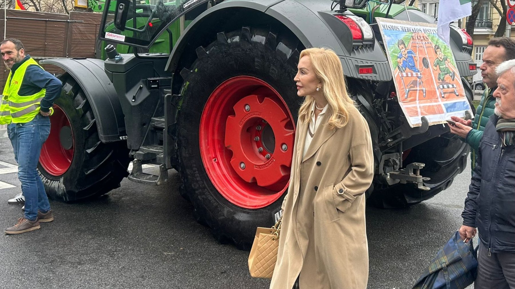 Carmen Lomana, entre tractores: la socialité causa furor en la huelga de agricultores contra Sánchez