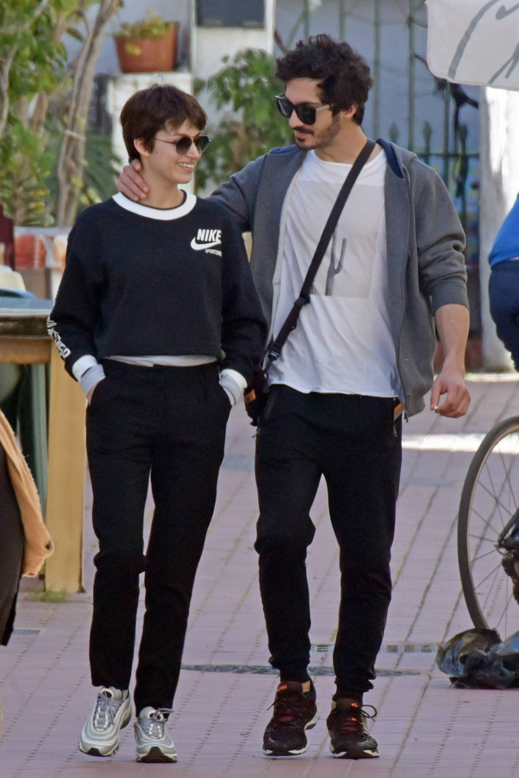 Úrsula Corberó y Chino Darín por las calles de Madrid. (Foto: Gtres)