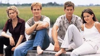 El actor con sus compañeros de reparto.