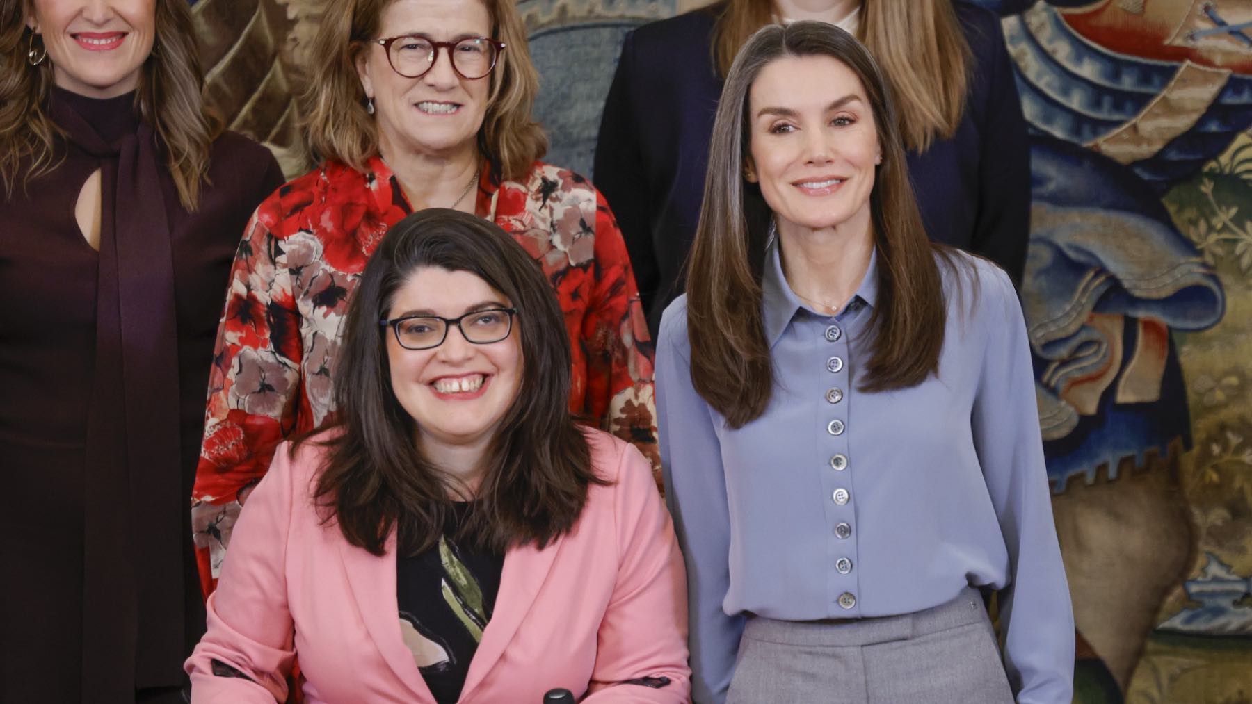 El cariñoso reencuentro de Letizia con Claudia Tecglen, ganadora del Premio Princesa de Gerona 2022