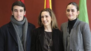 Carlos y Manuela con su madre, Alejandra. (Foto: Gtres)