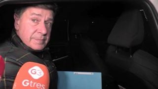 Cayetano Martínez de Irujo atendiendo a la prensa. (Foto: Gtres)