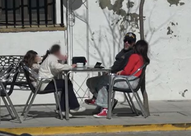 Kiko Rivera con sus hijas y su novia. (Foto: Gtres)