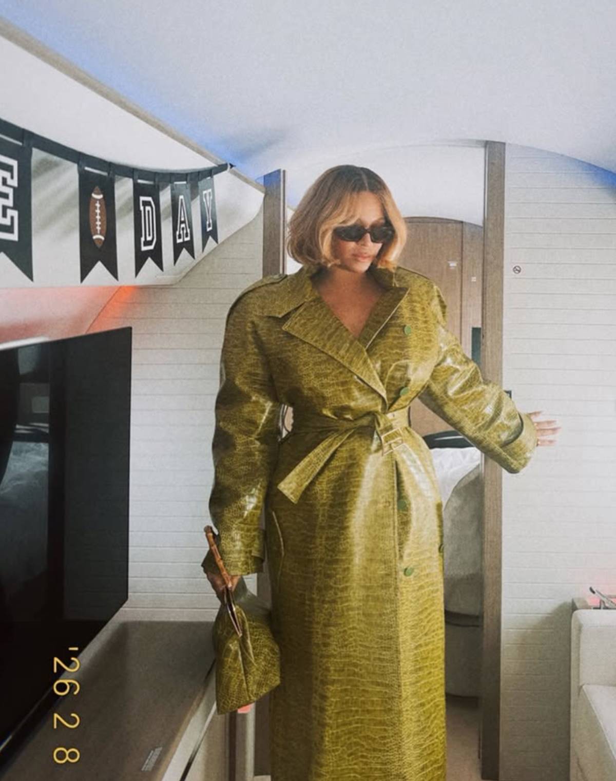 Su melena corta, moldeada con precisión y reflejos cálidos, eleva el look a icono instantáneo. (Foto: Redes Sociales)