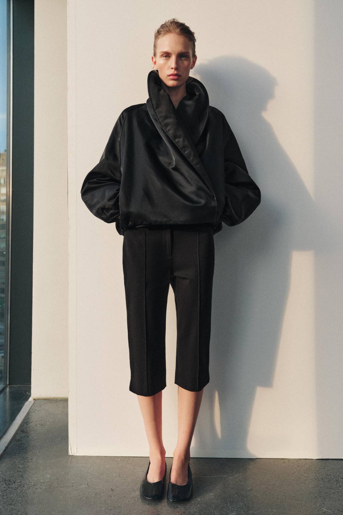 Chaqueta bomber con cuello envolvente. (Foto: Redes Sociales)