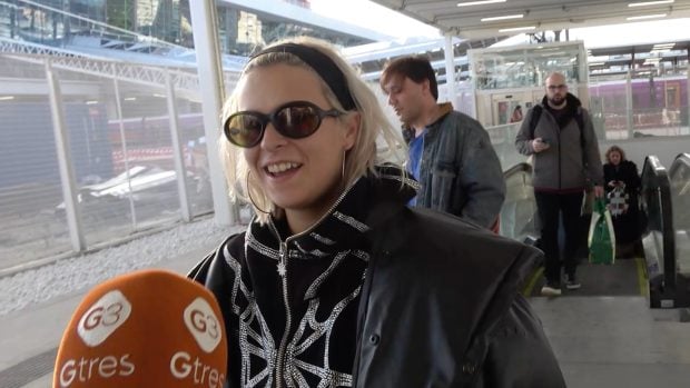 Dora Postigo en su llegada a Madrid. (Foto: Gtres)