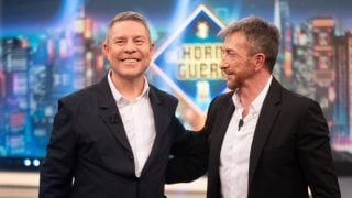Emiliano García-Page y Pablo Motos en ‘El Hormiguero’. (Foto: Gtres)