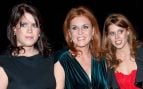 Sarah Ferguson junto a sus hijas en un acto oficial. (Foto: Gtres)
