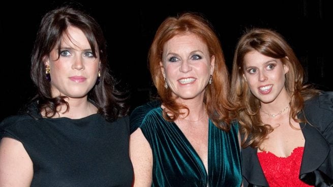Sarah Ferguson junto a sus hijas en un acto oficial. (Foto: Gtres)