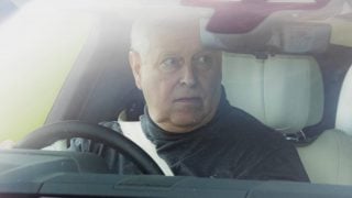 El príncipe Andrés en el interior de un vehículo. (Foto: Gtres)