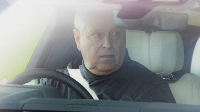 El príncipe Andrés en el interior de un vehículo. (Foto: Gtres)
