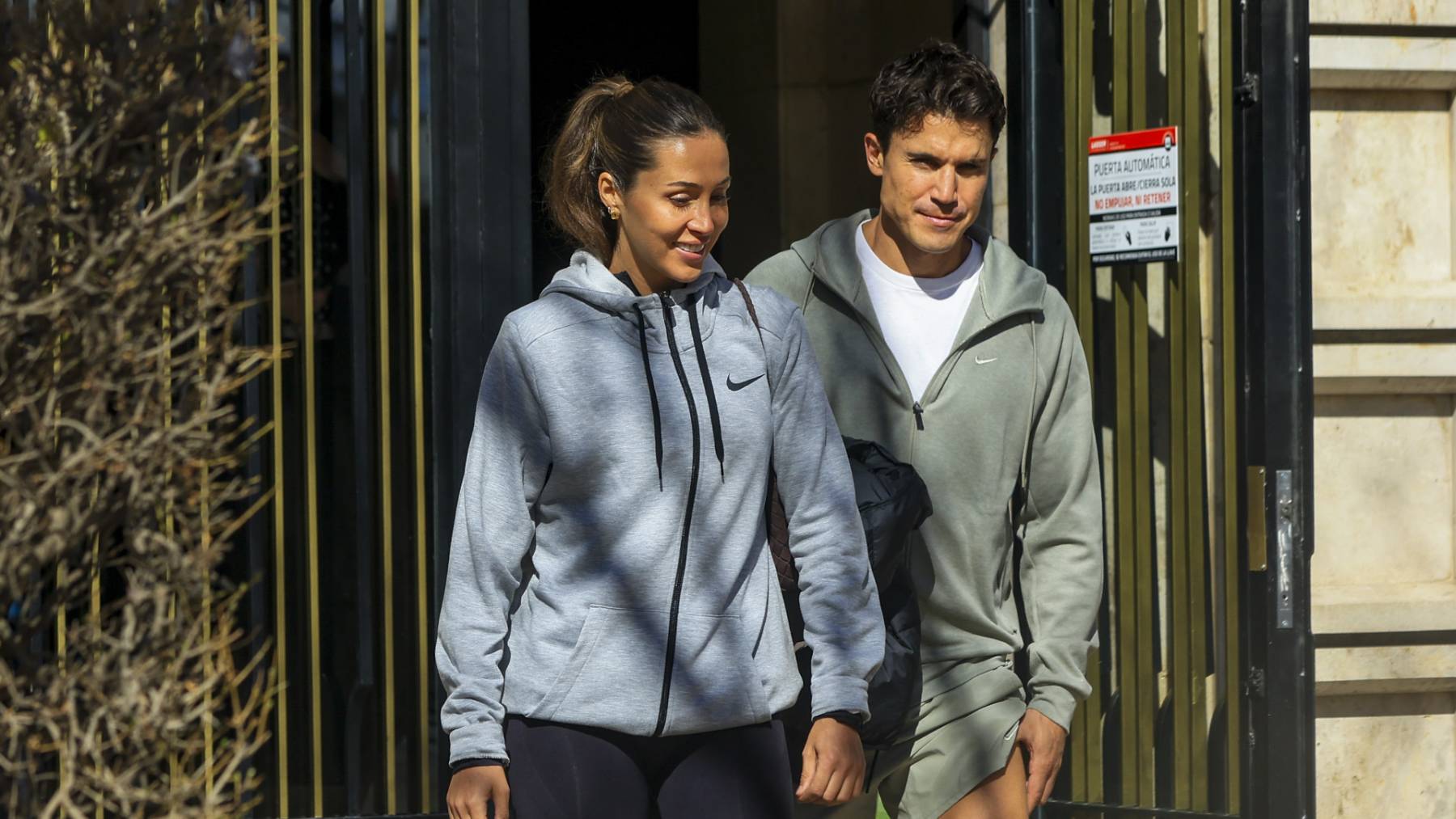 Álex González y su novia, pillados entre cascos de obra: la imagen que confirma su gran momento