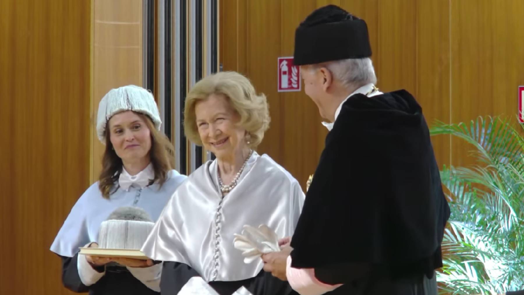 Máximo reconocimiento en Canarias: la Reina Sofía recibe la distinción universitaria más alta