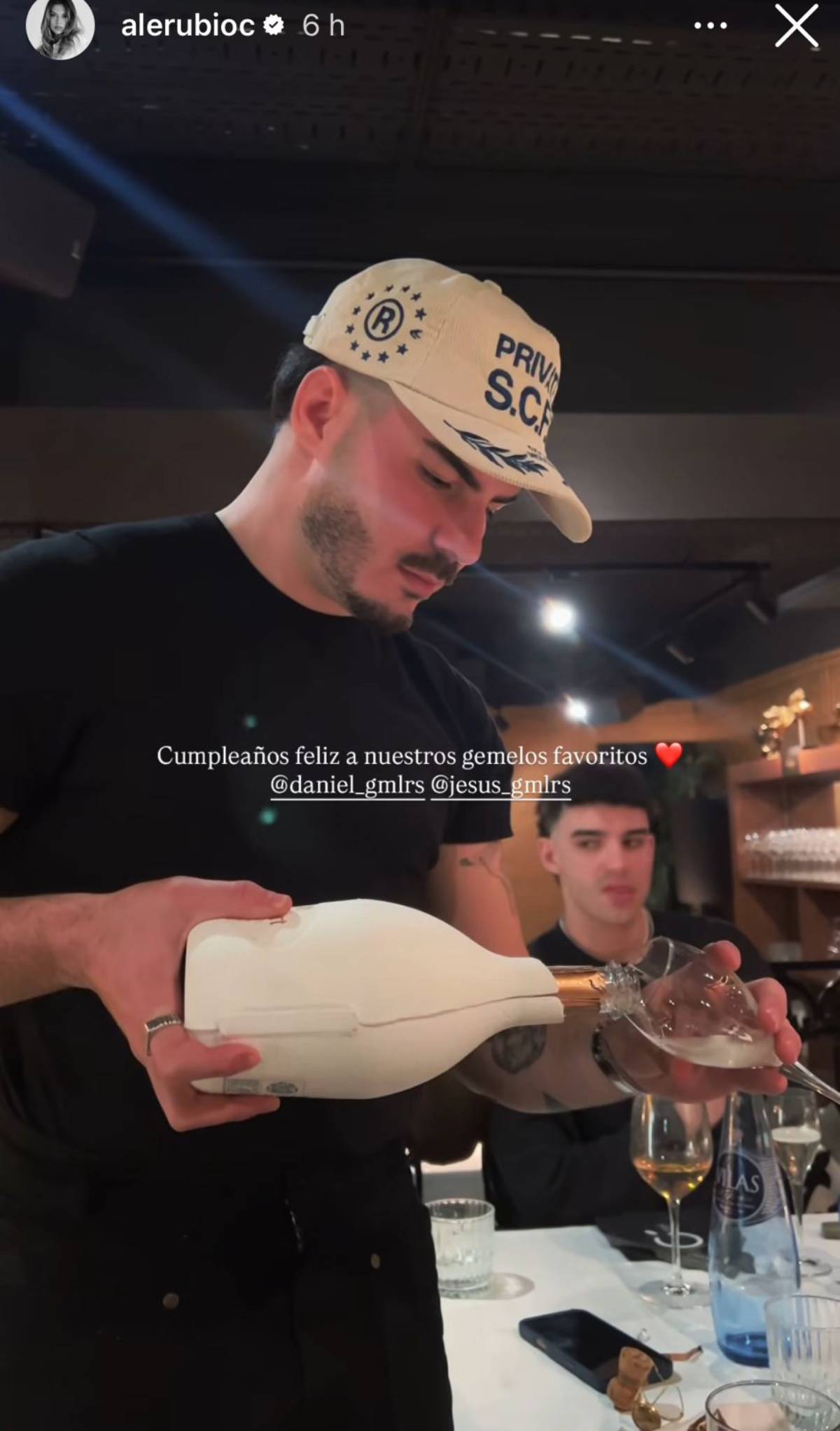 Uno de los hermanos sirve champán durante la cena de cumpleaños. (Foto: Redes Sociales)