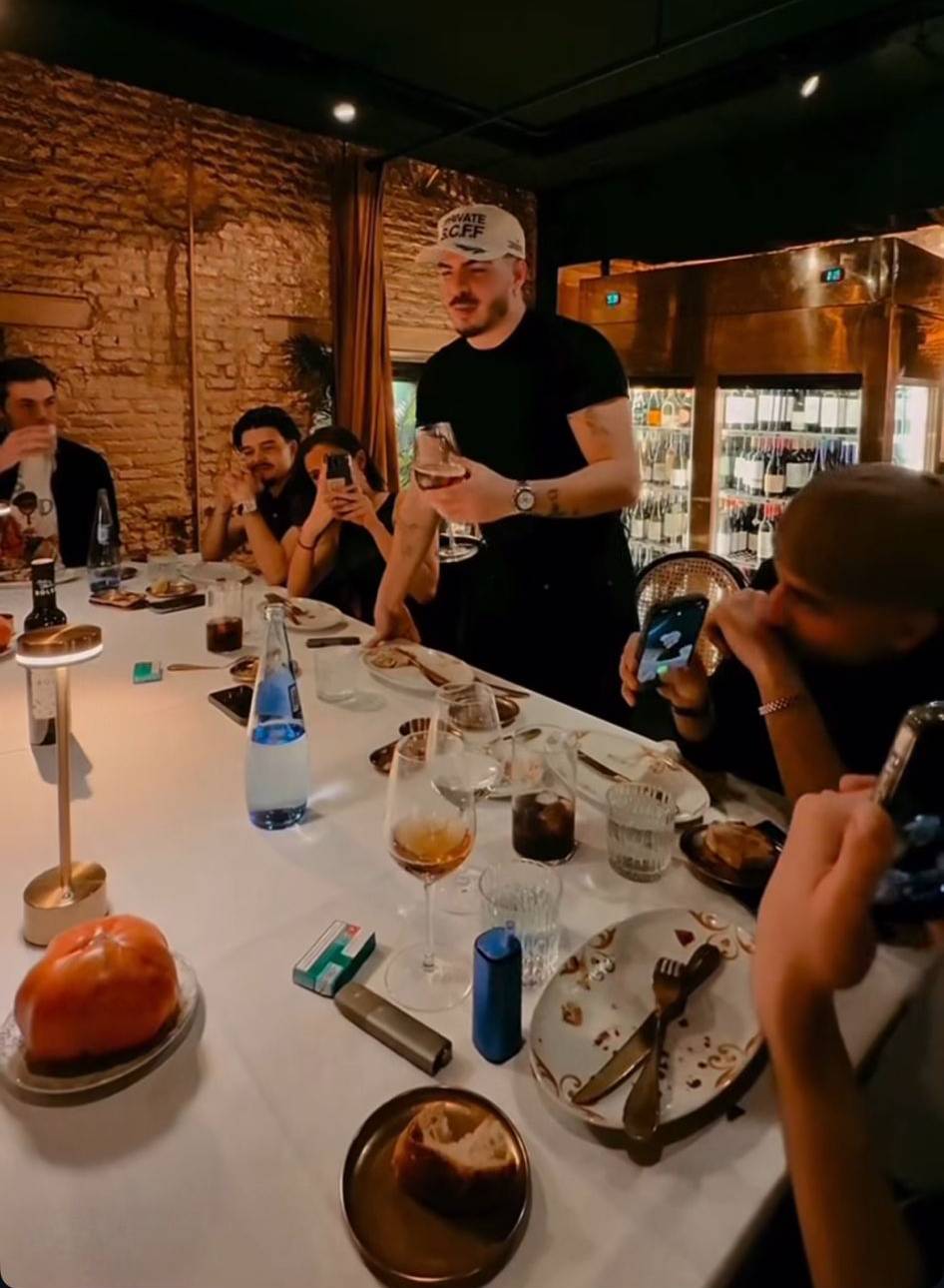 Rodeado de su círculo más cercano, uno de los cantantes pronuncia unas palabras de agradecimiento. (Foto: Redes Sociales)