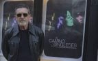 Antonio Banderas, en solitario y con su inconfundible chaqueta de cuero, frente al cartel de su película. (Foto: Gtres)
