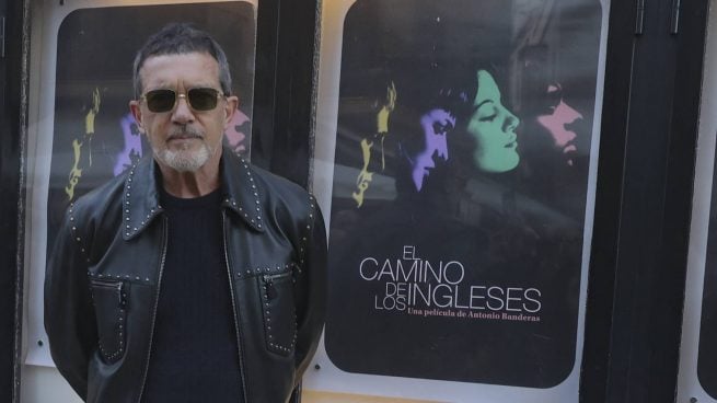 Antonio Banderas, en solitario y con su inconfundible chaqueta de cuero, frente al cartel de su película. (Foto: Gtres)