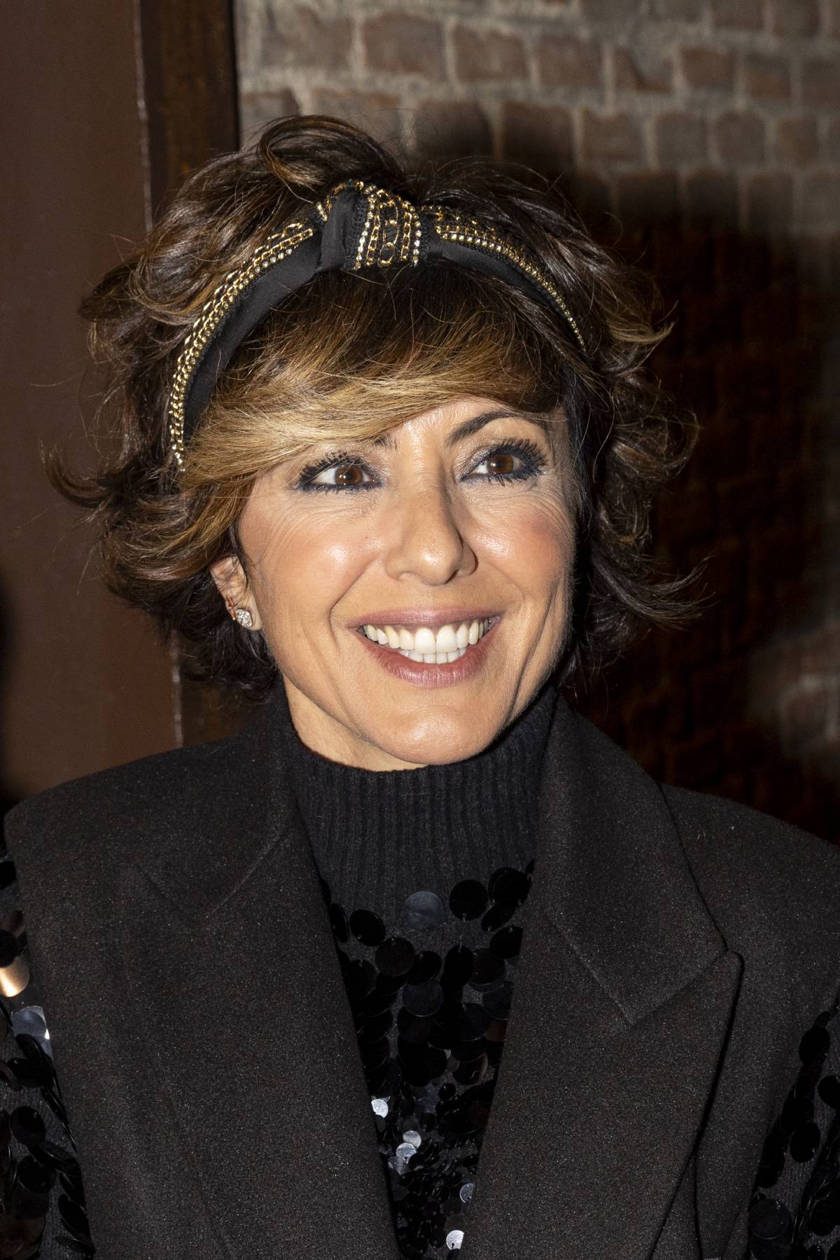 Sonsoles Ónega sonríe ante las cámaras con uno de sus looks más sofisticados. (Foto: Gtres)