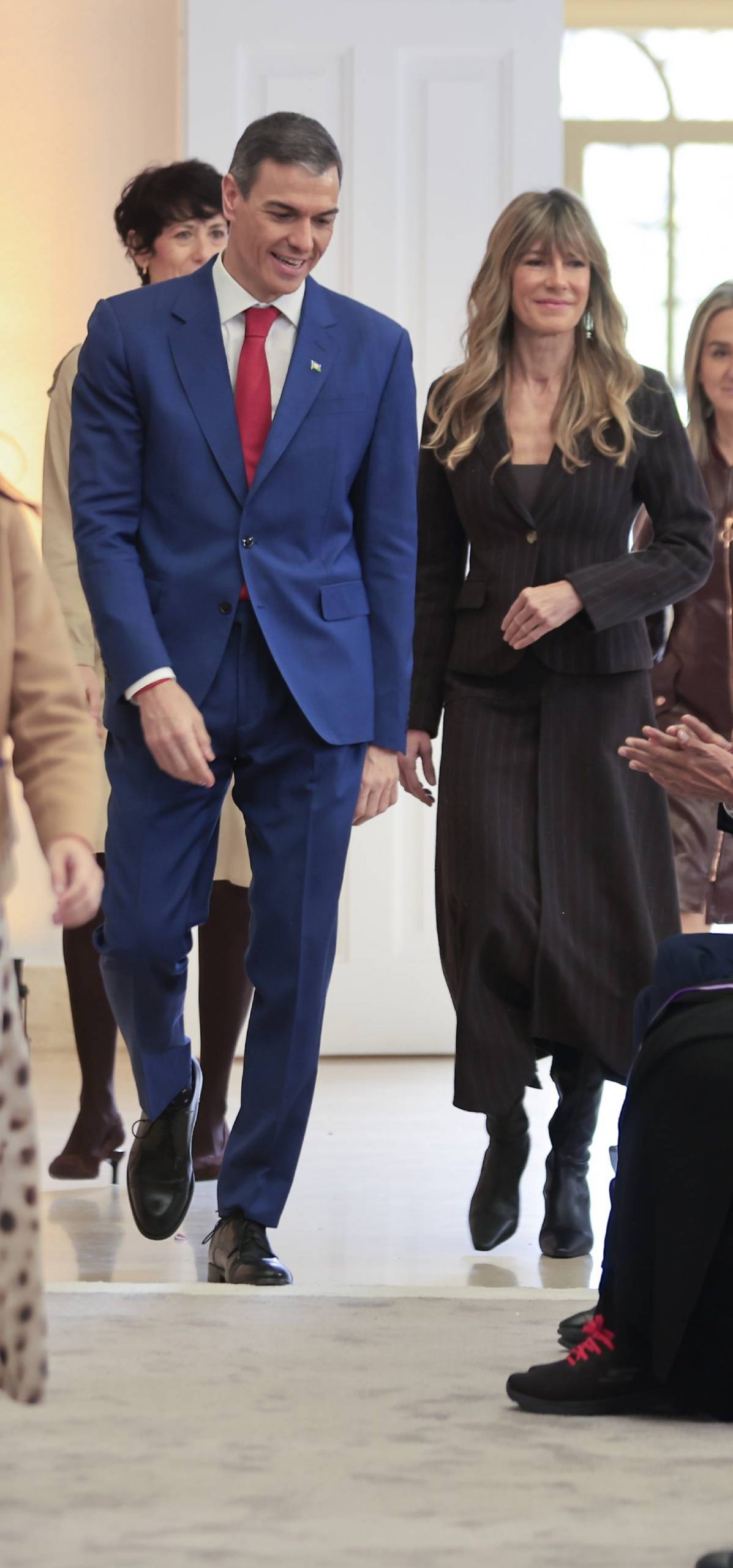 Pedro Sánchez y Begoña Gómez hacen su entrada juntos ante el público. (Foto: Gtres)