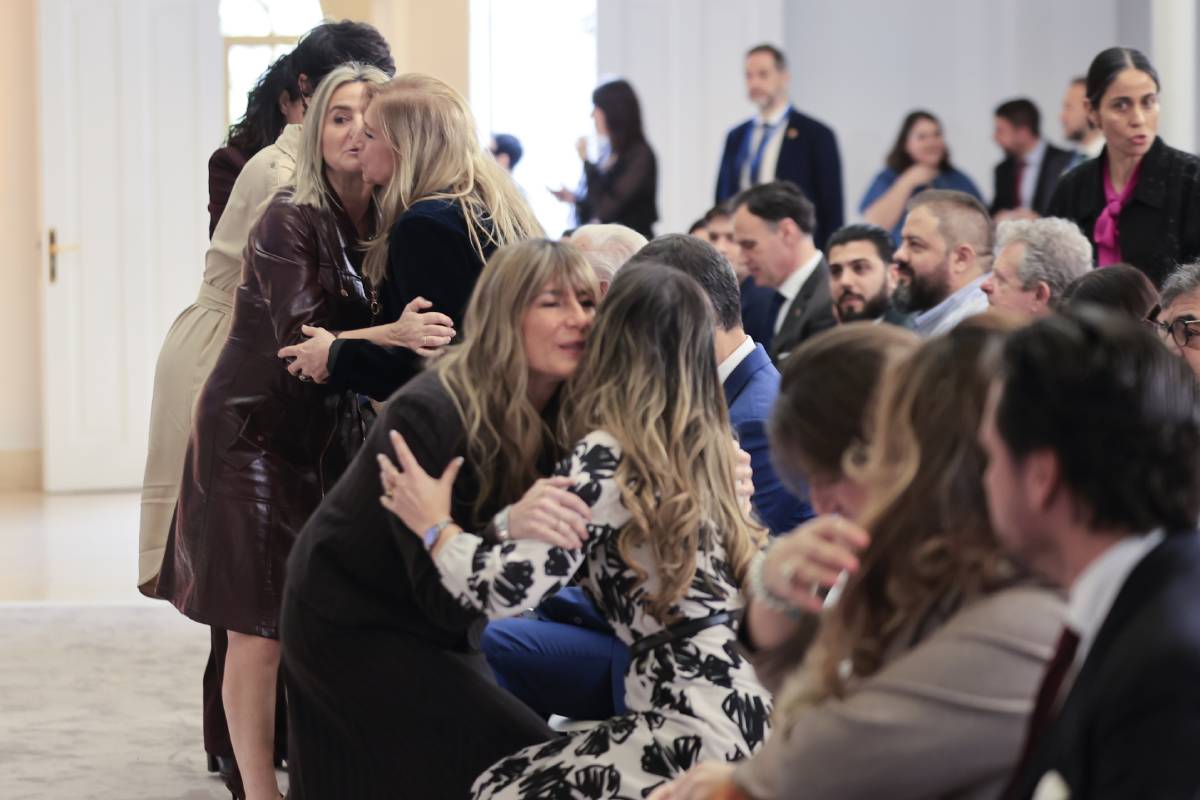 Saludos, besos y confidencias en primera fila. (Foto: Gtres)