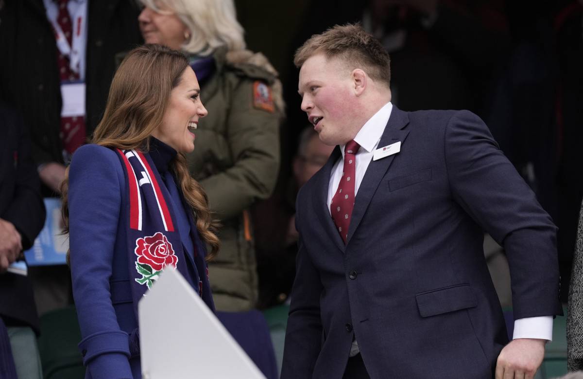Kate charla animadamente con el jugador Fin Baxter. (Foto: Gtres)
