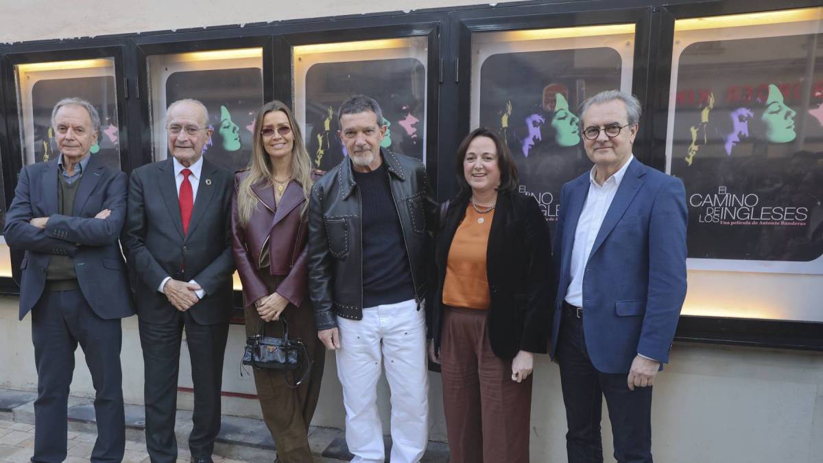 Antonio Banderas posa junto a su pareja, Nicole Kimpel, durante la proyección especial de El camino de los ingleses en Málaga. (Foto: Gtres)