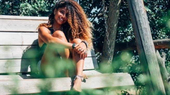 Vuelven los rizos de los 80: muy marcados y con estilo de las noches discotequeras