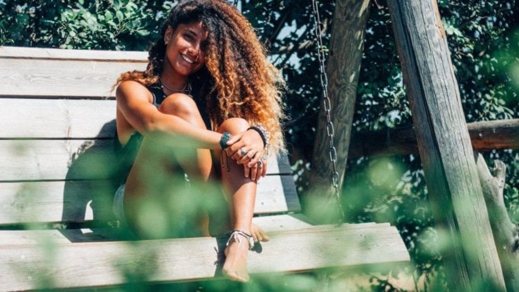 Vuelven los rizos de los 80: muy marcados y con estilo de las noches discotequeras