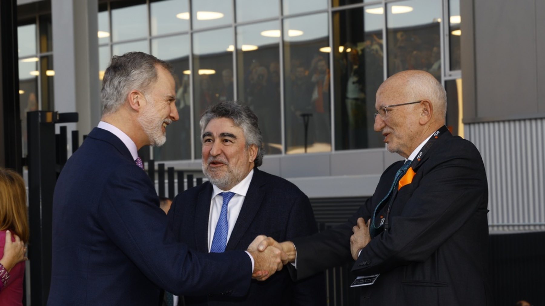 El guiño corporativo de Juan Roig al Rey Felipe VI en la final de la Copa del Rey de Baloncesto