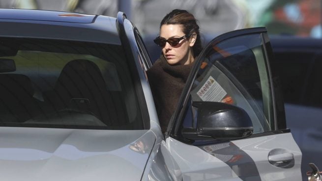 Laura Matamoros montándose en un coche. (Foto: Gtres)