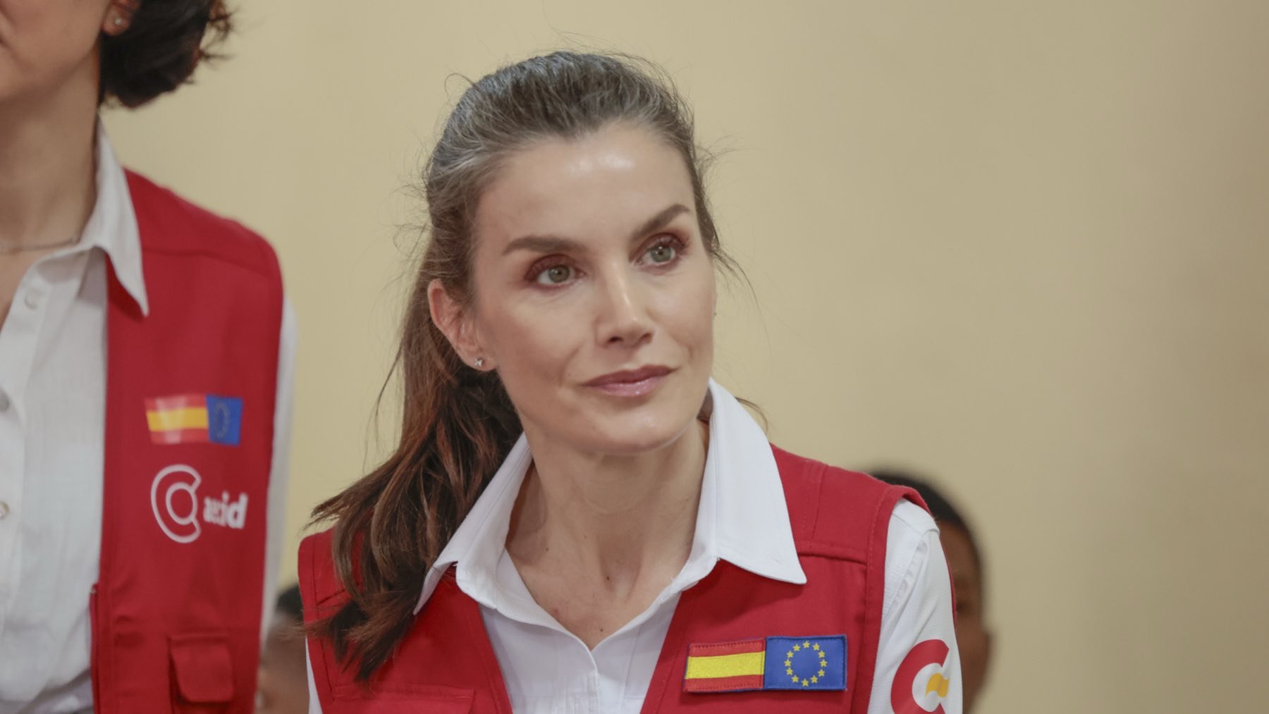 Se desvela el destino de la Reina Letizia en su próximo viaje con chaleco rojo