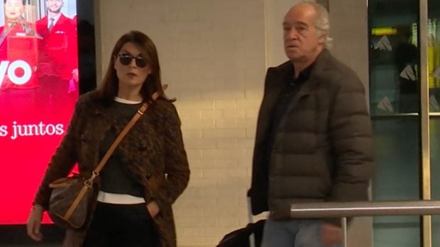 Los padres de los 'Gemeliers' en su llegada a Madrid. (Foto: Gtres)