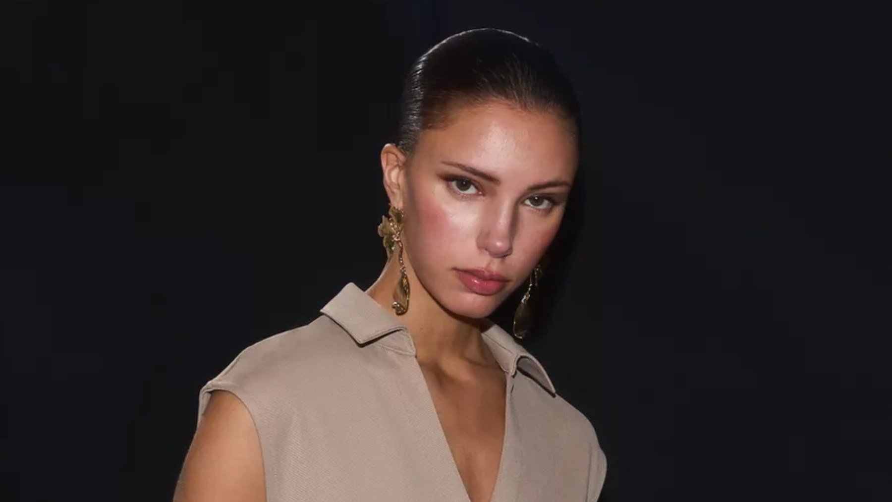 Elegante, sofisticado y disponible en tres colores: el vestido de Lefties que obsesiona a las que saben de moda