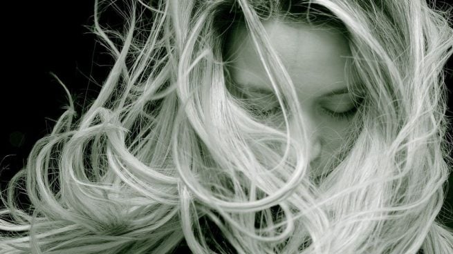 Lo hace Jennifer Aniston y los peluqueros le dan la razón: el truco anti frizz perfecto para pelo fino