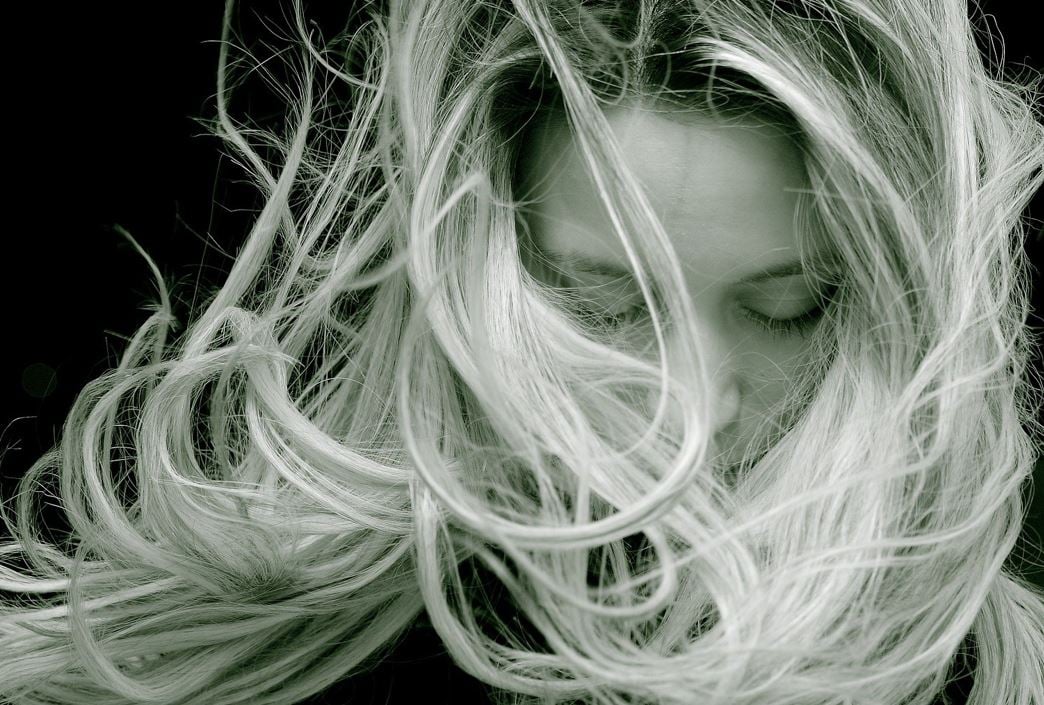 Lo hace Jennifer Aniston y los peluqueros le dan la razón: el truco anti frizz perfecto para pelo fino