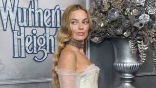 En esta imagen promocional vemos a Margot Robbie posando en un photocall de Cumbres borrascosas. (Foto: Gtres)