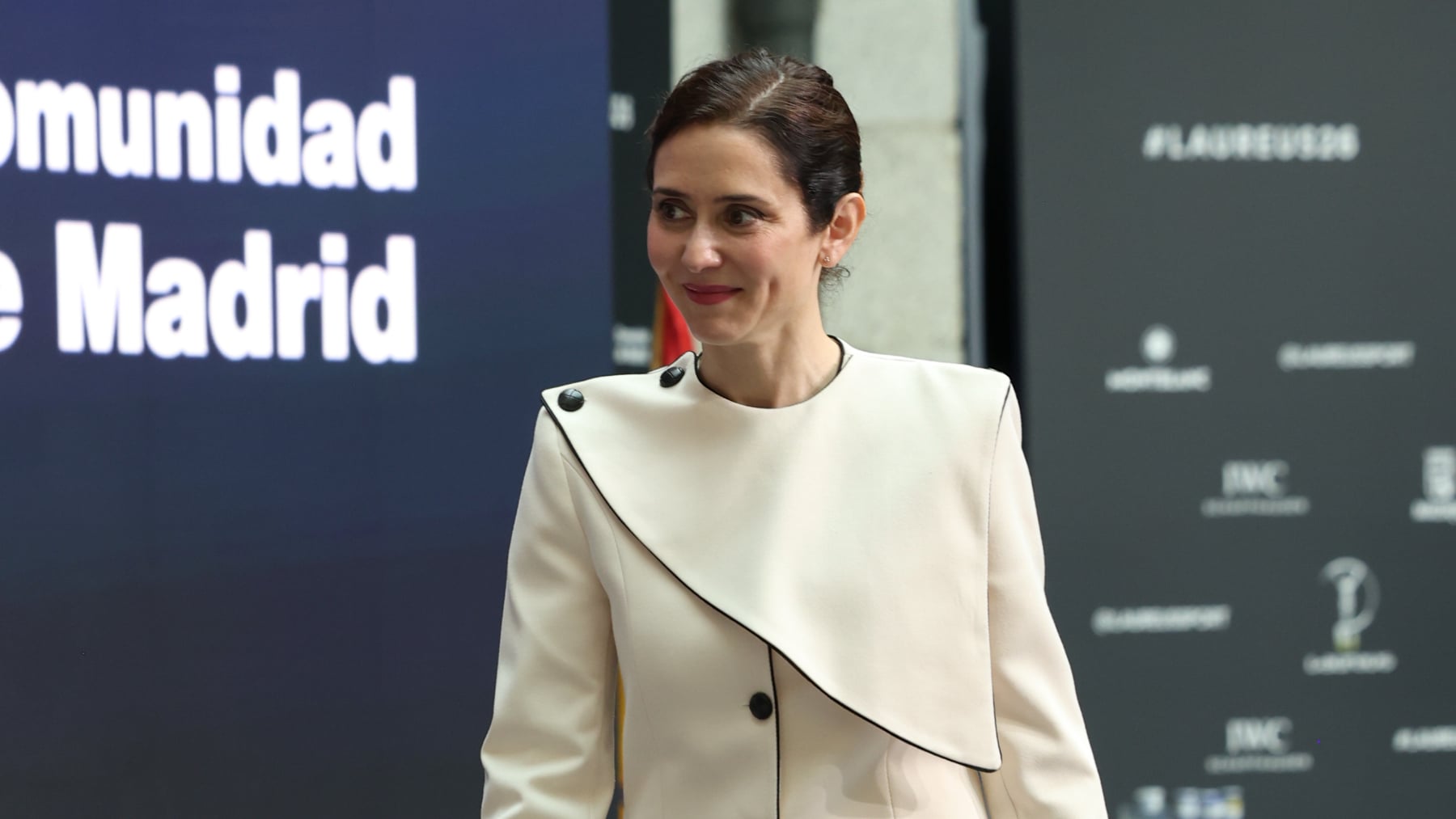 Isabel Díaz Ayuso adelanta la primavera con un traje vanguardista de Vogana