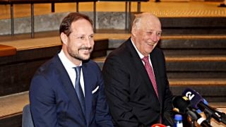 El príncipe Haakon y el rey Harald en un acto. (Foto: Gtres)