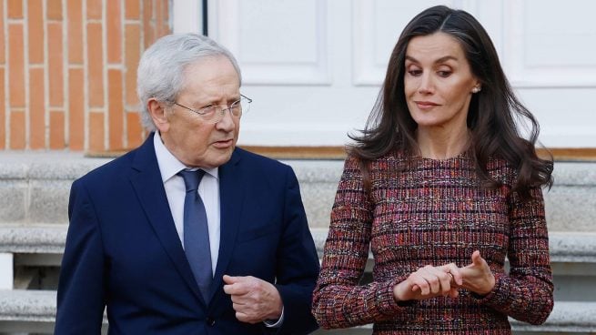 Fernando Ónega y la Reina Letizia en un acto oficial. (Foto: Gtres)