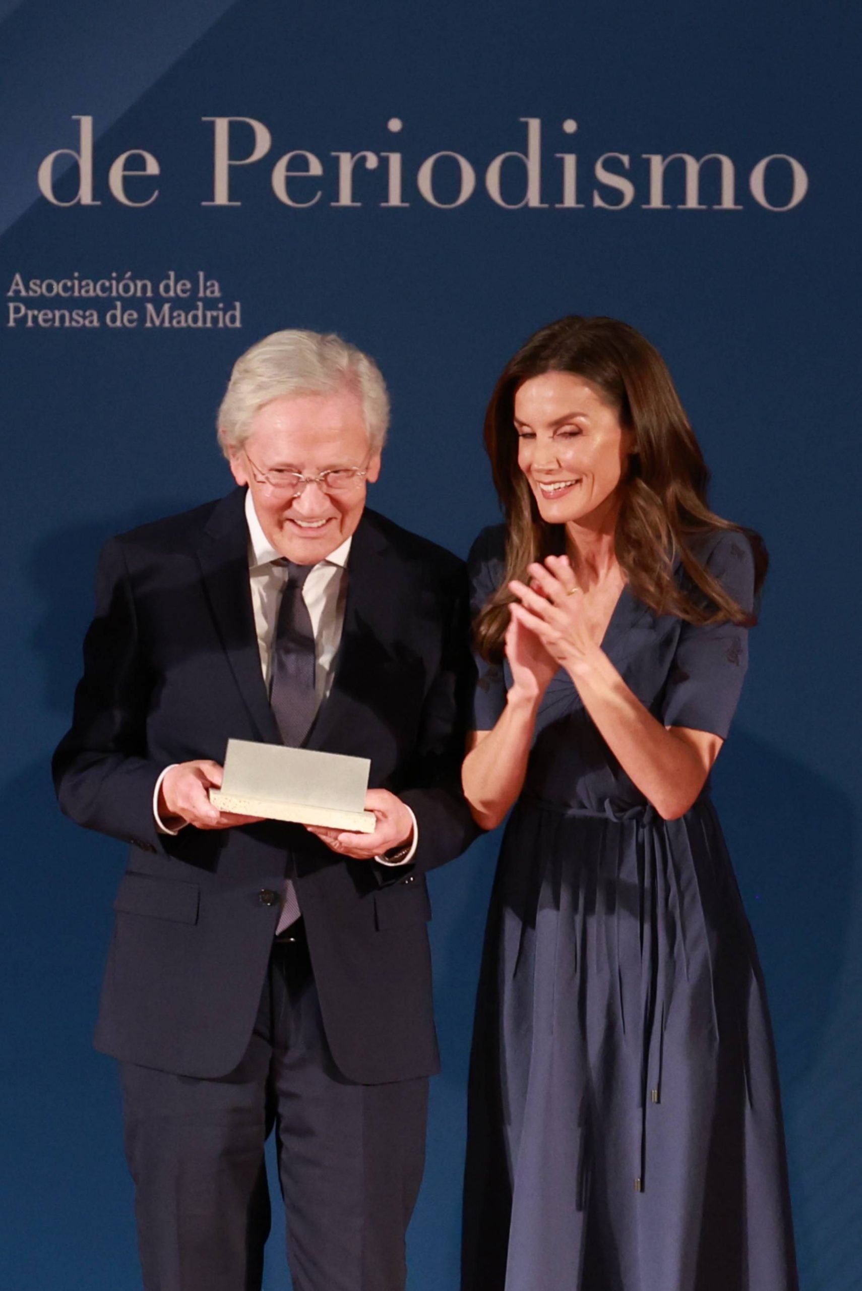 La Reina Letizia y Fernando Ónega en los premios de la Asociación de la Prensa de Madrid. (Foto: Gtres)