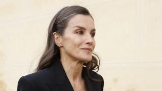 La Reina Letizia en la despedida a Fernando Ónega. (Foto: Gtres)