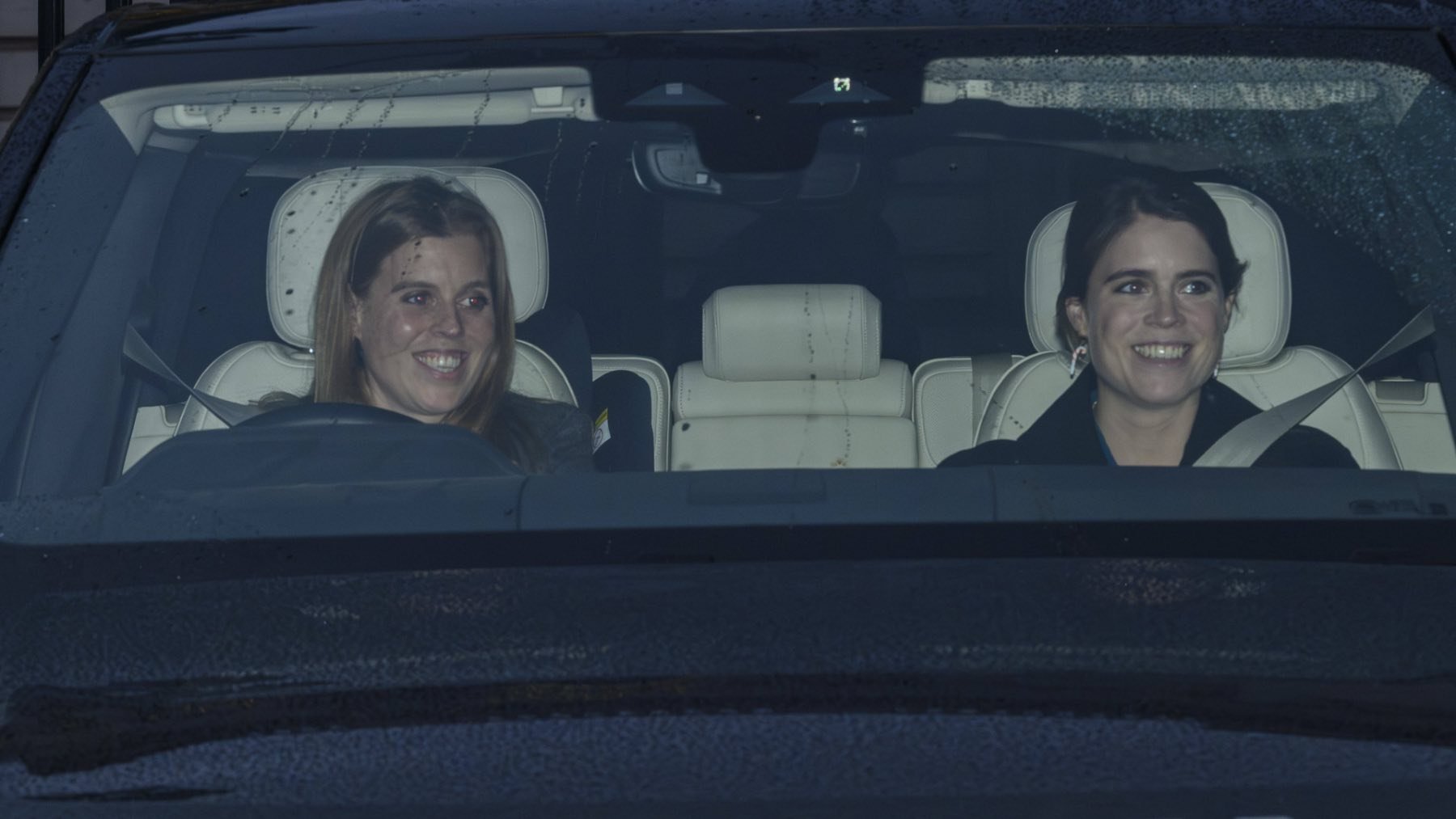 La imagen de Beatriz y Eugenia de York que el rey Carlos III quiere evitar