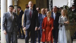 Los Alba junto al Rey Felipe VI en el Palacio de Dueñas. (Foto: Gtres)