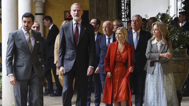 Los Alba junto al Rey Felipe VI en el Palacio de Dueñas. (Foto: Gtres)