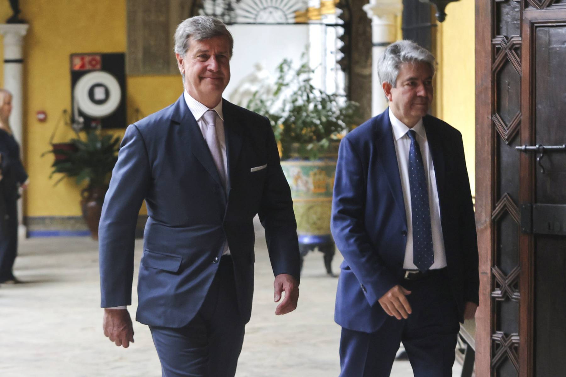 Cayetano Martinez de Irujo y Carlos Fitz-James Stuart y Martinez de Irujo en el Palacio de Dueñas. (Foto: Gtres)